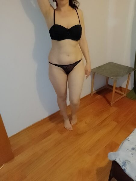 Matura bruneta, sexy, cu forme apetisante, fantezii, masaj erotic, relaxare